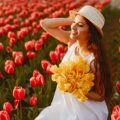 Femme champ de tulipes rouges