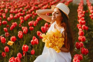 Femme champ de tulipes rouges